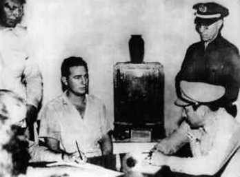 Bildquelle: https://commons.wikimedia.org/wiki/File:Fidel_Castro_under_arrest_after_the_Moncada_attack.jpg